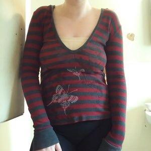 Ｆ▴Ａ▾Ｎ▸Ｇ long sleeved dark red and gray shirt